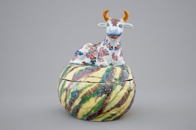 Un beurrier en faïence de Delft avec une vache, 18ème