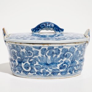 Un beurrier en faïence de Delft bleu et blanc à décor de rinceaux de pivoines, 18ème — photo 2
