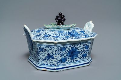 Un beurrier en faïence de Delft bleu et blanc au fretel en forme de raisins, 18ème