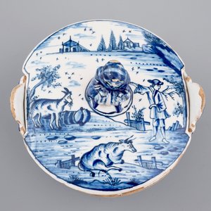 Un beurrier en faïence de Delft bleu et blanc avec un frétel en forme de dame, 18ème — photo 7
