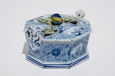 Un beurrier en faïence de Delft bleu et blanc avec une prise polychrome, 18ème