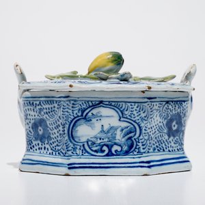 Un beurrier en faïence de Delft bleu et blanc avec une prise polychrome, 18ème — photo 4