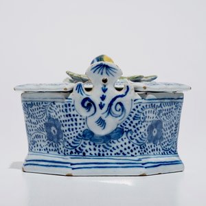 Un beurrier en faïence de Delft bleu et blanc avec une prise polychrome, 18ème — photo 5