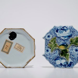 Un beurrier en faïence de Delft bleu et blanc avec une prise polychrome, 18ème — photo 7