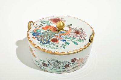 Un beurrier en faïence de Delft doré et petit feu d'après un modèle chinois, 18ème