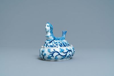 Un beurrier en faïence de Delft en bleu et blanc en forme de sirène, 18ème