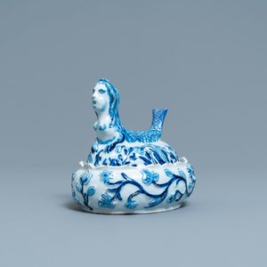 Un beurrier en faïence de Delft en bleu et blanc en forme de sirène, 18ème — photo 1