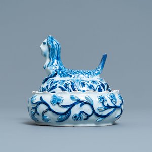 Un beurrier en faïence de Delft en bleu et blanc en forme de sirène, 18ème — photo 2