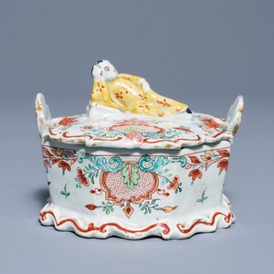 Un beurrier en faïence de Delft petit feu et doré à décor d'un chinois couché, 18ème — photo 2
