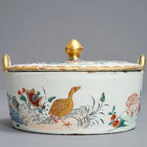 Un beurrier en faïence de Delft petit feu et doré dans le style famillle rose, 18ème — photo 2