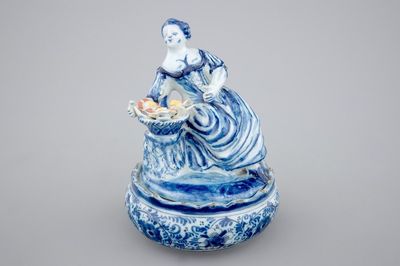 Un beurrier en faïence de Delft polychrome décoré d'une femme assise, 18ème