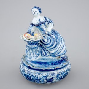 Un beurrier en faïence de Delft polychrome décoré d'une femme assise, 18ème — photo 1