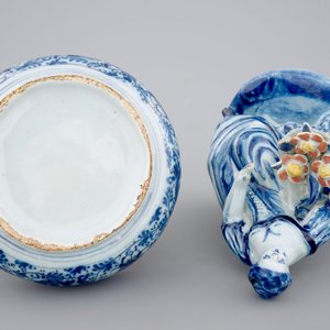 Un beurrier en faïence de Delft polychrome décoré d'une femme assise, 18ème — photo 6