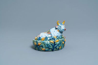 Un beurrier en faïence de Delft polychrome en forme de vache, 18ème