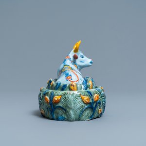 Un beurrier en faïence de Delft polychrome en forme de vache, 18ème — photo 5