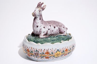 Un beurrier en faïence de Delft polychrome en forme d'une chèvre, 18ème
