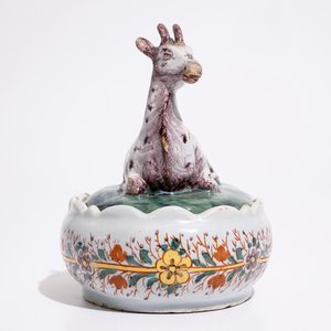 Un beurrier en faïence de Delft polychrome en forme d'une chèvre, 18ème — photo 3