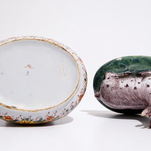 Un beurrier en faïence de Delft polychrome en forme d'une chèvre, 18ème — photo 7