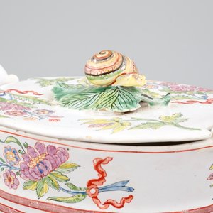 Un beurrier en faïence de Delft polychrome, son frétel en forme d'escargot — photo 5