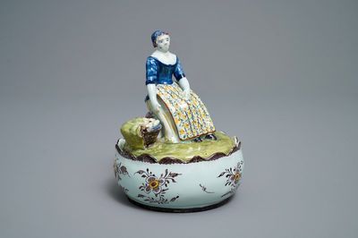 Un beurrier en faïence polychrome de Delft au couvercle en forme d'une marchande de légumes, 18ème