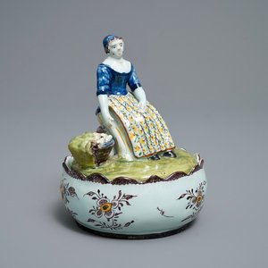 Un beurrier en faïence polychrome de Delft au couvercle en forme d'une marchande de légumes, 18ème — photo 1