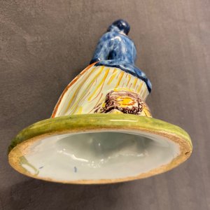 Un beurrier en faïence polychrome de Delft au couvercle en forme d'une marchande de légumes, 18ème — photo 11