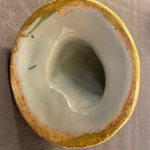 Un beurrier en faïence polychrome de Delft au couvercle en forme d'une marchande de légumes, 18ème — photo 12