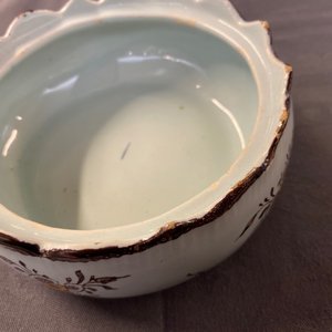 Un beurrier en faïence polychrome de Delft au couvercle en forme d'une marchande de légumes, 18ème — photo 15