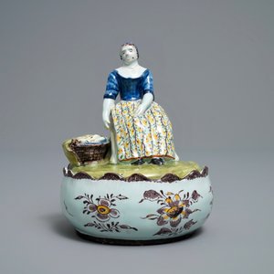 Un beurrier en faïence polychrome de Delft au couvercle en forme d'une marchande de légumes, 18ème — photo 2