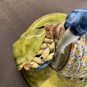 Un beurrier en faïence polychrome de Delft au couvercle en forme d'une marchande de légumes, 18ème — photo 8