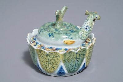 Un beurrier en forme de brochet en faïence polychrome de Delft, 18ème