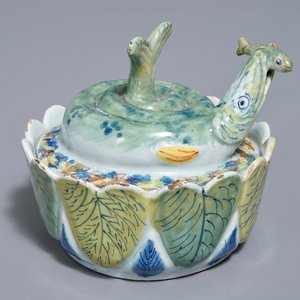 Un beurrier en forme de brochet en faïence polychrome de Delft, 18ème — photo 1