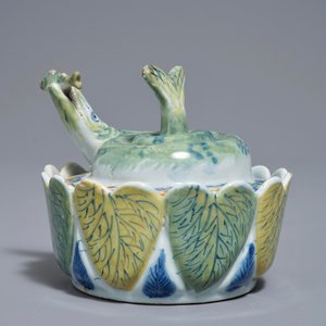 Un beurrier en forme de brochet en faïence polychrome de Delft, 18ème — photo 4