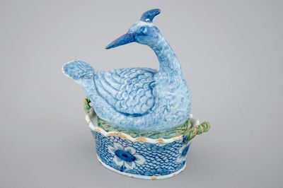 Un beurrier en forme d'oiseau en faïence de Delft polychrome, 18ème