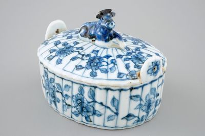 Un beurrier en porcelaine de Chine bleu et blanc d'après un modèle de Delft, Qianlong, 18ème