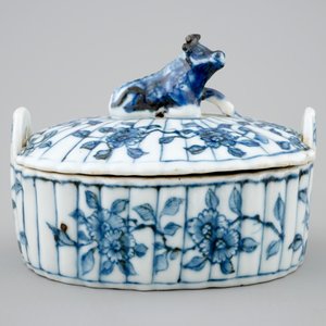 Un beurrier en porcelaine de Chine bleu et blanc d'après un modèle de Delft, Qianlong, 18ème — photo 2