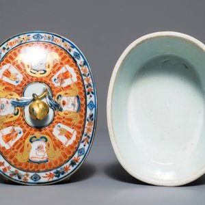 Un beurrier en porcelaine de Chine de style Imari à décor "Dames au Parasol", Qianlong, ca. 1736-1738 — photo 7
