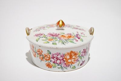 Un beurrier et son couvercle en faïence de Delft petit feu à décor floral, 18ème