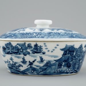 Un beurrier sur présentoir en porcelaine de Chine bleu et blanc, Qianlong, 18ème — photo 6