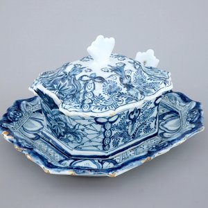 Un beurrier sur son plat en faïence de Delft bleu et blanc, 18ème — photo 1