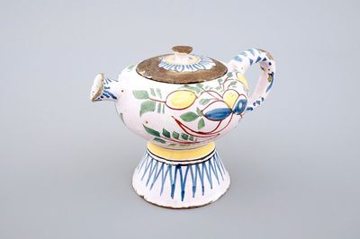 Un biberon en faïence de Delft polychrome, 18ème