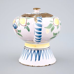 Un biberon en faïence de Delft polychrome, 18ème — photo 3