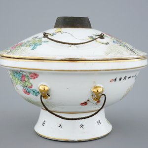 Un bol à chauffer et son couvercle en porcelaine de Chine famille rose, 19/20ème — photo 3