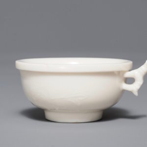 Un bol à décor appliqué en porcelaine blanc de Chine de Dehua, Kangxi — photo 1