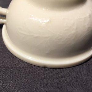 Un bol à décor appliqué en porcelaine blanc de Chine de Dehua, Kangxi — photo 12