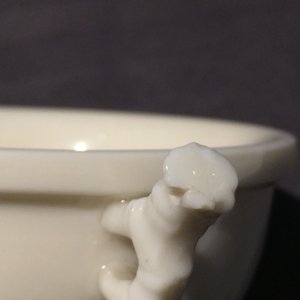 Un bol à décor appliqué en porcelaine blanc de Chine de Dehua, Kangxi — photo 13