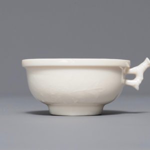 Un bol à décor appliqué en porcelaine blanc de Chine de Dehua, Kangxi — photo 2
