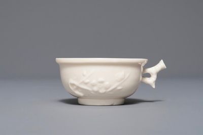 Un bol à décor appliqué en porcelaine blanc de Chine de Dehua, marque en creux, Kangxi