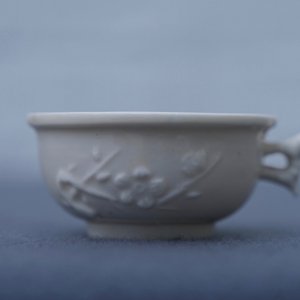 Un bol à décor appliqué en porcelaine blanc de Chine de Dehua, marque en creux, Kangxi — photo 11