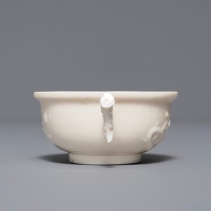 Un bol à décor appliqué en porcelaine blanc de Chine de Dehua, marque en creux, Kangxi — photo 2